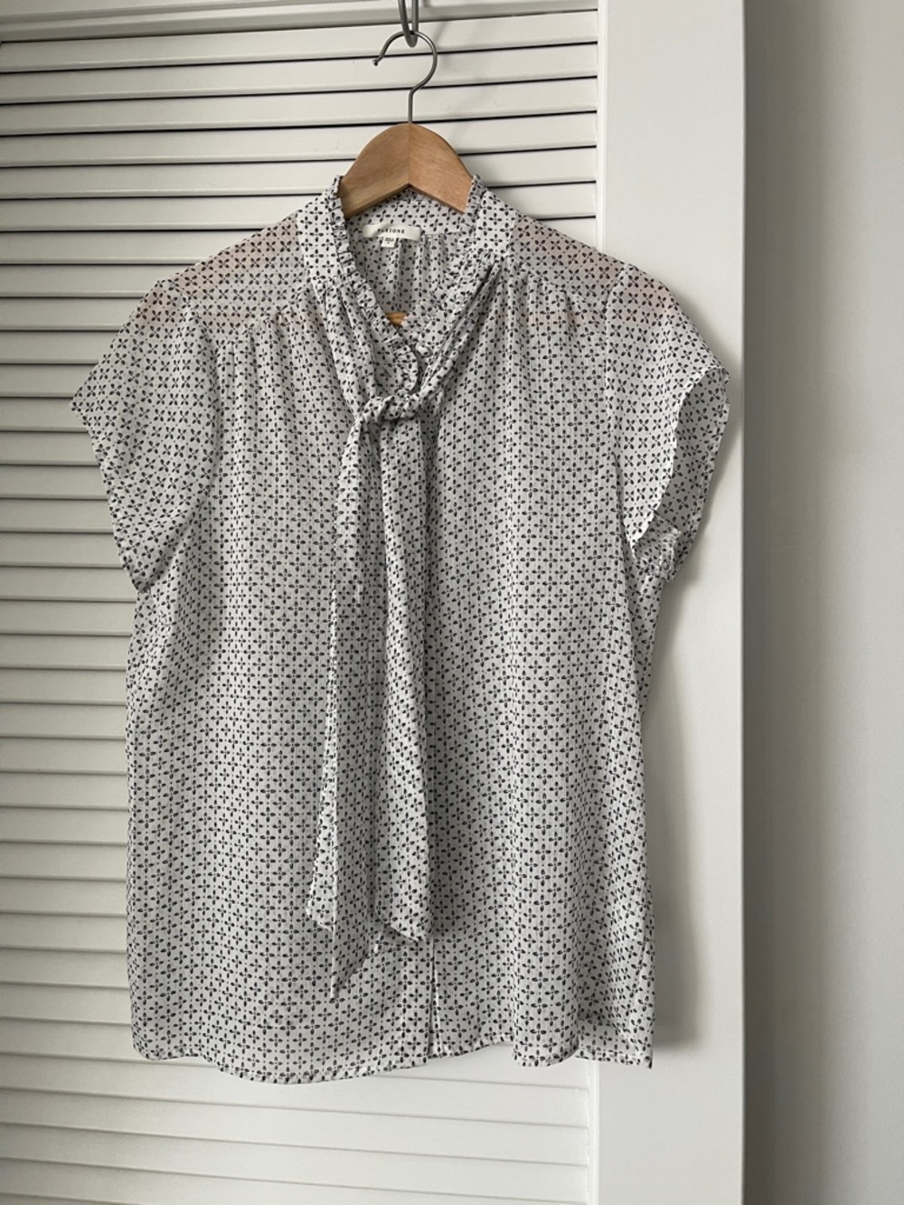 Pleione White Printed Tie-Neck Cap Sleeve Blouse